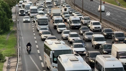 Okullar açıldı, trafik çilesi başladı! İstanbul'da trafik yoğunluğu yüzde 74 - Gündem