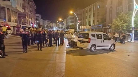 Motosikletli polis ekipleri ile ticari araç ile çarpıştı: 2 polis yaralandı - Gündem