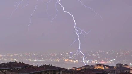 İstanbul'da geceyi şimşekler aydınlattı! Yağışın ne zaman biteceği belli oldu - Gündem