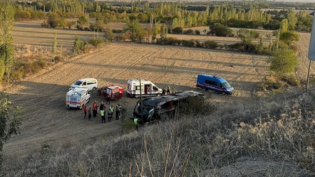 Afyonkarahisar'da yolcu otobüsü şarampole yuvarlandı: Çok sayıda yaralı var - Gündem