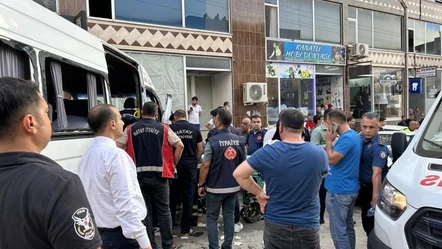 Hatay'da korkutan kaza! Freni patlayan kepçe 7 aracı biçti: Ortalık savaş alanına döndü - Gündem