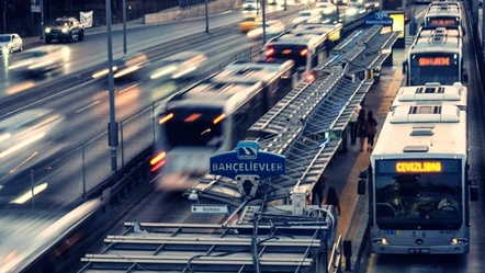 Sancıları başladı, yolcular seferber oldu! Hamile kadın metrobüste doğum yaptı - Gündem