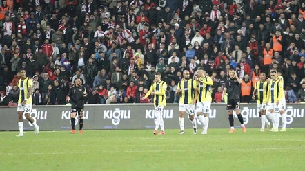 Fenerbahçe ile Galatasaray arasında puan farkı açılıyor! İşte Süper Lig'de zirve yarışında son durum - Spor