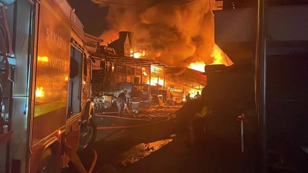 Sakarya'da kauçuk fabrikasında yangın! Çok sayıda iş yerine sıçradı - Gündem