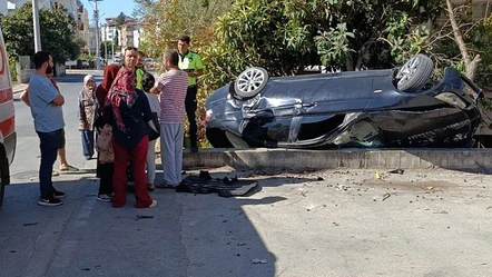 Duvara çarpan otomobil, bahçeye uçup ters döndü - Gündem