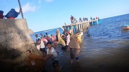 Endonezya'da seçim kalabalığına dayanamayan köprü çöktü, 7 kişi hayatını kaybetti - Dünya