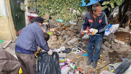 Kötü koku ekipleri harekete geçirdi! Evden tam 1 kamyon çöp çıktı - Gündem