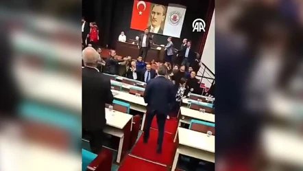 Kağıthane Belediyesi Meclisi karıştı! Kayyum kavgasında yumruklar konuştu: Yaralılar var - Politika