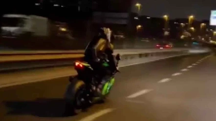 İstanbul trafiğini tehlikeye atmıştı! Aşırı hız yapan motosiklet sürücüsü yakalandı - Gündem