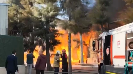 İzmir Çiğli'de dumanlar yükseliyor! Yangının sebebi henüz belirlenmedi - Aktüel