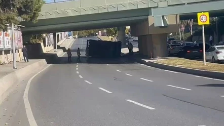 Aynı üst geçitte 8 ayda 5. kaza! Bakırköy'de vinç üst geçide çarptı, trafik kilitlendi - Gündem