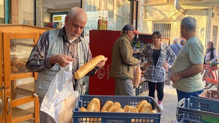 Ekmek 4 liraya düştü! Market önünde uzun kuyruklar oluştu - Ekonomi