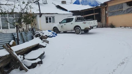 Havalar iyice soğudu, sokaklar beyaza bürünmeye başladı! Güne kar yağışıyla uyandılar - Gündem