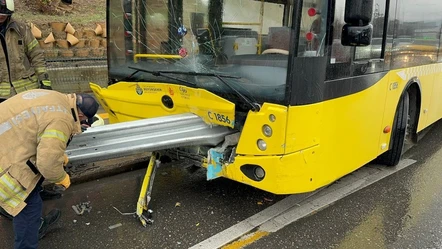 Kadıköy'de korkunç kaza! İETT otobüsü bariyere ok gibi saplandı - Gündem