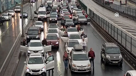 Tüyleri diken diken eden anlar! Saat 09.05'te İstanbul'da hayat durdu - Gündem