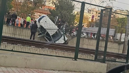 Marmaray seferlerinde aksama! Tren raylarına araç düştü - Gündem