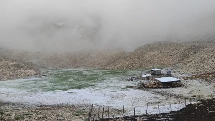 Sıcaklıklar düştükçe düştü! Antalya'ya mevsimin ilk karı düştü - Gündem