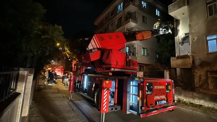 İstanbul'da yoldan geçenler faciadan kurtuldu! Çöken parçalar yola düştü - Gündem