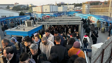 Metrobüs duraklarındaki yolcu yoğunluğu isyan ettiriyor! Acil çözüm bekleniyor - Gündem