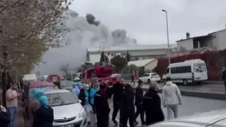 Esenyurt'ta fabrika yangını! İşçiler sokağa döküldü, çok sayıda itfaiye sevk edildi - Gündem