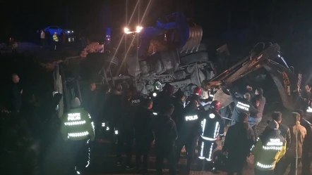 Son Dakika | Trafik kazasına müdahaleye giden polislerden acı haber! İki polis tırın altında kaldı - Gündem