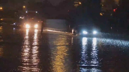 Hatay'ı sağanak vurdu: Yollar göle döndü, araçlar mahsur kaldı - Gündem