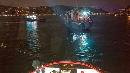 İstanbul Boğazı'nda hareketli saatler: Dümeni arızalanan tanker kurtarıldı, gemi trafiği açıldı - Gündem