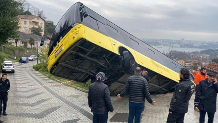 İstanbul'da faciaya kıl payı! İETT otobüsü gecekondunun bahçesine düştü - Gündem