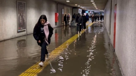 Metro yaya geçidini su bastı! Vatandaş su içinde yürümek zorunda kaldı - Gündem