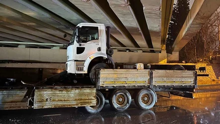 Yine aynı yer aynı kaza! İstanbul'da tır üst geçide çarptı - Gündem