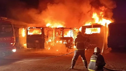 Burdur'da yürekleri ağza getiren olay! 5 halk otobüsü alev alev yandı - Gündem