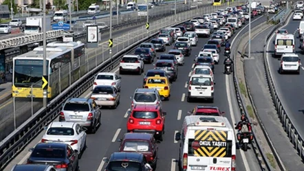 İstanbul'da trafik kilitlendi! Yoğunluk yüzde 56'ya çıktı - Gündem