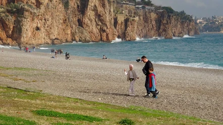 Meteoroloji turuncu kodla uyarmıştı! Antalya'da fırtına sonrası deniz keyfi - Gündem