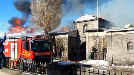 Askeri depo olarak kullanılan tarihi Taş Ambarlar'da yangın! Ekipler müdahale ediliyor - Gündem