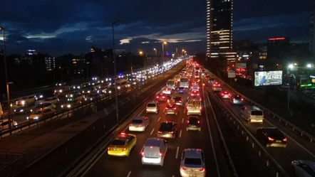 İstanbul'da trafik kilitlendi! Yoğunluk yüzde 80’e çıktı! - Gündem