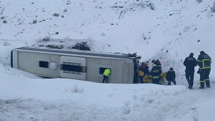 Erzincan'da feci kaza! Yolcu otobüsü şarampole devrildi: Çok sayıda yaralı var - Gündem