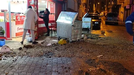 Kadıköy'de kanalizasyon borusu patladı, fışkıran su metrelerce yükseldi! O anlar kamerada - Gündem