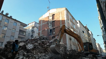 İstanbul'da fıkra gibi olay! Yanlarındaki bina yıkılınca gördüklerine inanamadılar - Gündem