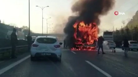 TEM'de korku dolu anlar! Yolcu otobüsü alev alev yandı: Dumanlar gökyüzünü kapladı - Gündem