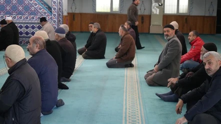 Camide imam krizi: Cemaat sırayla namaz kıldırıyor - Gündem