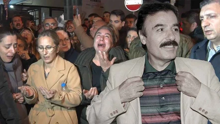 Ferdi Tayfur'un sevenleri hastane önüne akın etti! Yüzlerce kişi şarkılarıyla uğurladı... - Magazin