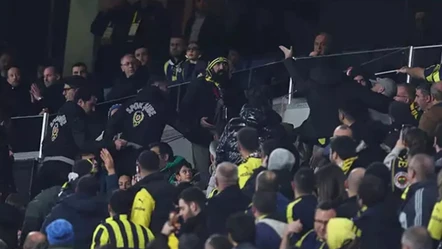 Tribünlerde 'istifa' kavgası! Fenerbahçe taraftarı yumruk yumruğa birbirine girdi - Spor