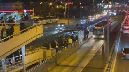 İstanbul'da korkutan anlar! Metrobüste silahla havaya ateş etti - Gündem