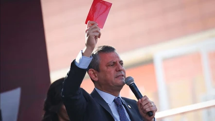 CHP lideri Özgür Özel eleştirilere aldırmadı! Sahnede yine 'kırmızı kart' çıkarttı - Politika