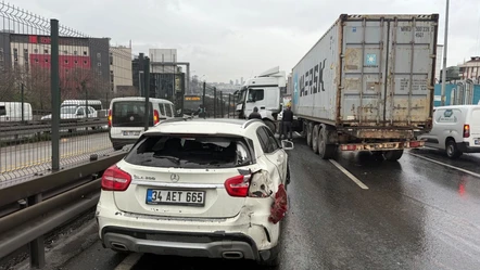 E-5'te feci kaza! Kontrolden çıkan TIR bariyerlere çarptı: Trafik durdu - Gündem