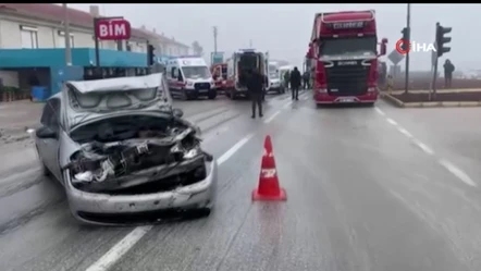 Konya'da 6 aracın karıştığı zincirleme kaza! Otobüs ve otomobiller birbirine girdi - Gündem