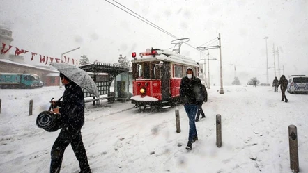 İstanbul'un yanı başı beyaza büründü! Kar adım adım megakente geliyor! - Gündem