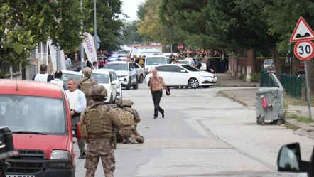 Sakarya'da korkunç olay! Eski polis ortalığı birbirine kattı, sevgilisini boğazından defalarca bıçakladı - Gündem