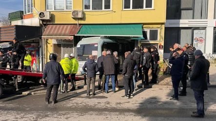 Kartal'da feci kaza! Yolcu minibüsü kuaför dükkanına daldı! Yaralılar var - Gündem