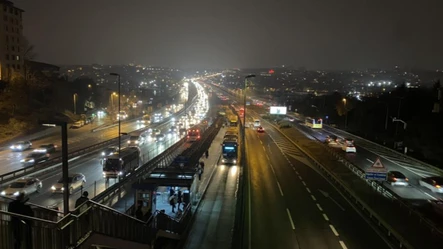 İstanbul trafiği felç! Okul açıldı, yollar kilitlendi - Gündem